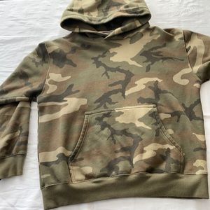 Aritzia TNA Cozy Camo Sweatshirt. Front pocket Hoodie. Size Medium.